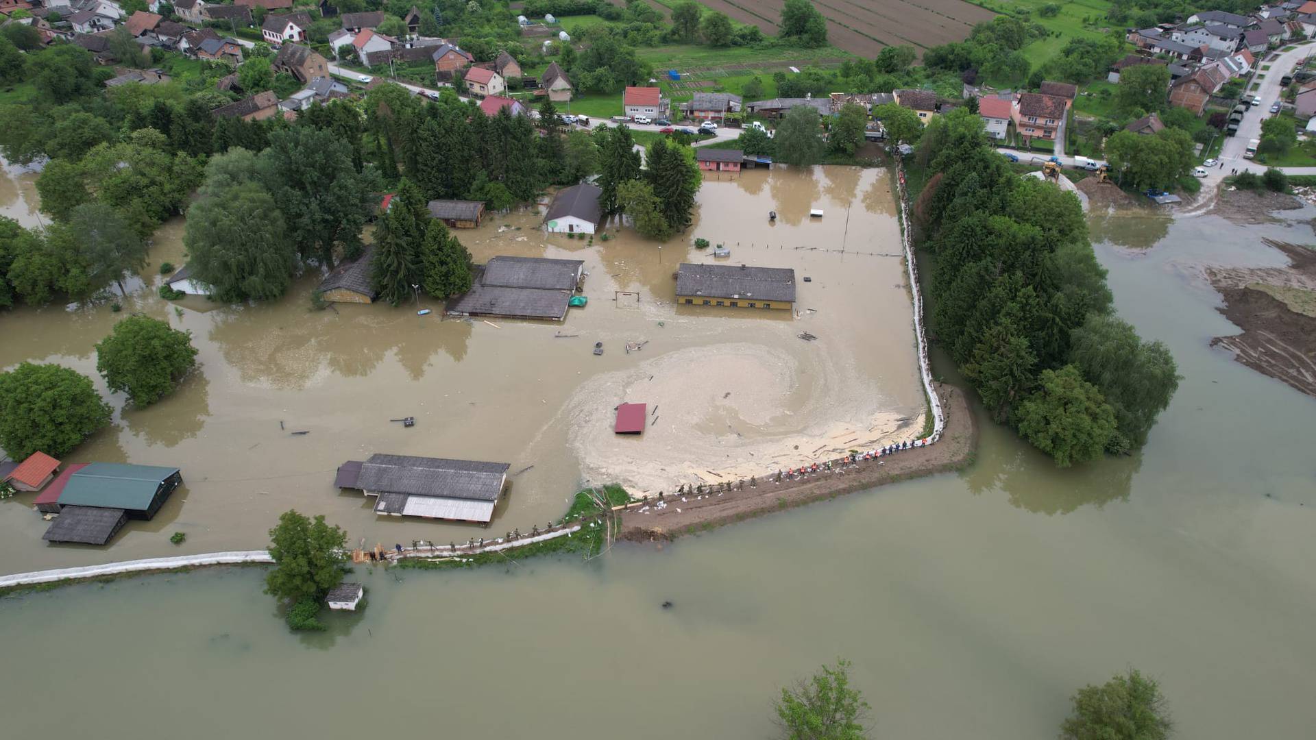 U Sisku puknuo privremeni nasip, u Gračacu se voda povukla. Za vikend kraj kiši?