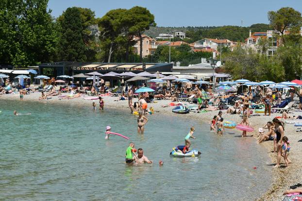 Vodice: Turisti uživaju na plažama i u obilasku grada