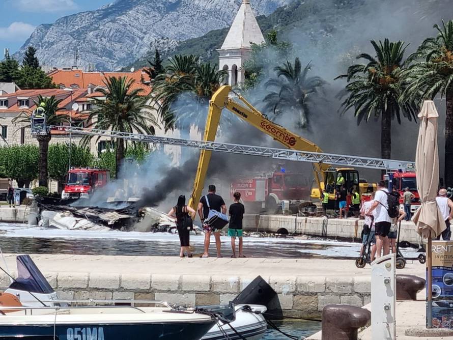 Oko goruće jahte u Makarskoj postavili brane zbog preostalog goriva. Uzeli i izjave posade...