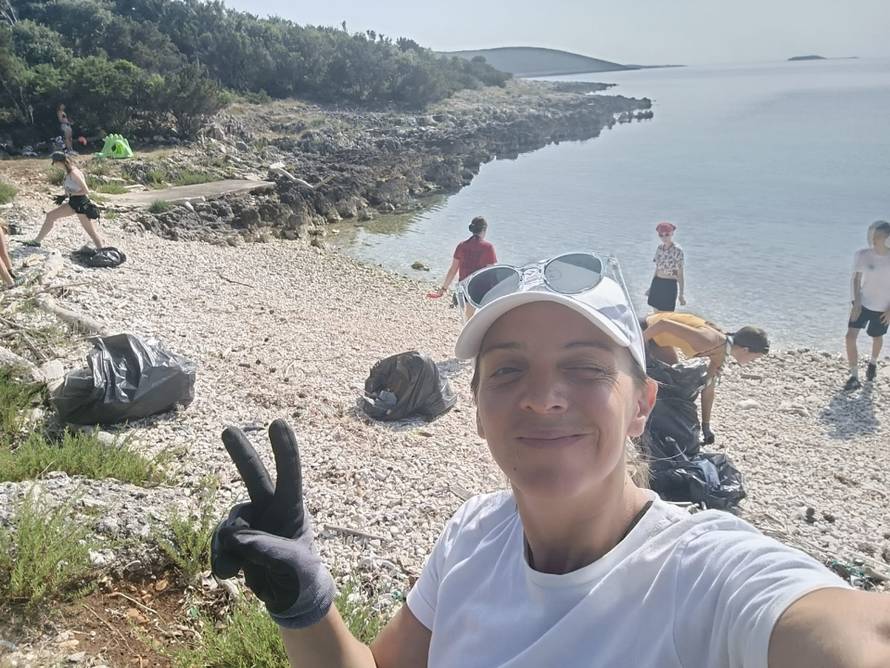 Belgijci čistili na otoku Molatu: Pridružili su se zadarskim izviđačima u ekološkoj akciji