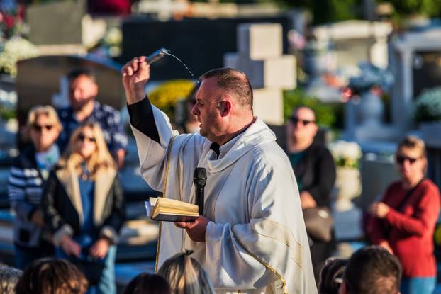 Kaštel Stari: Groblje Sv. Nikole i misa povodom blagdana Svih svetih