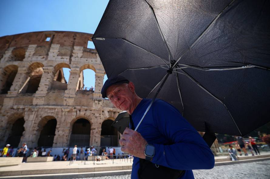Heatwave grips Rome as tourists seek relief