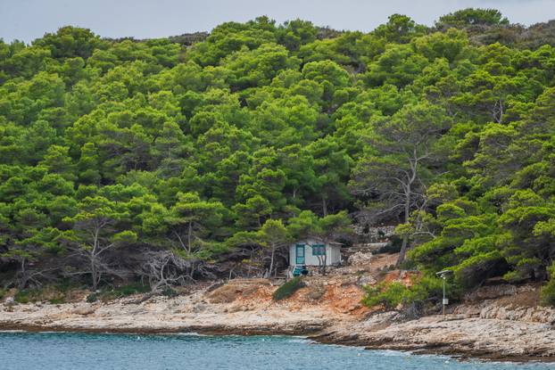 24sata: Palmižana: Reportaža o rušenju objekata Eduarda Tota Meneghella