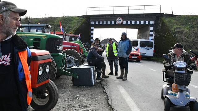 Sve više prosvjednika s traktorima okuplja se u blizini graničnog prijelaza Slavonski Šamac