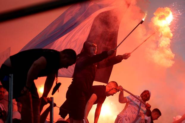 Rijeka: Bakljada na tribinama tijekom utkamice HNK Rijeka - NK Slaven Belupo