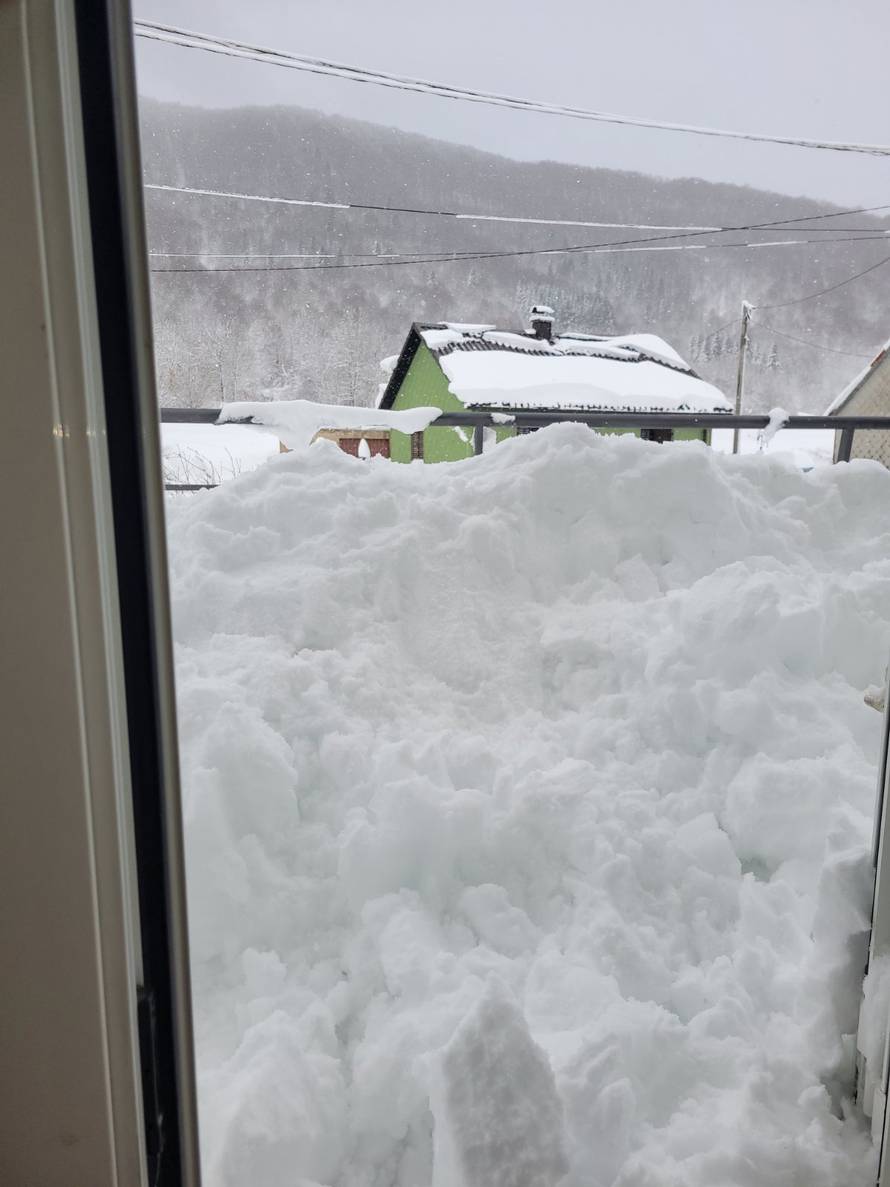 'Snijeg nam je prekrio i vrata i prozore, nema ga više ovoliko ni zimi. Samo da krovovi izdrže'