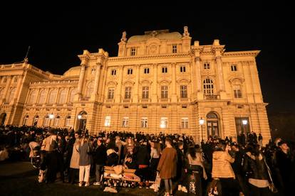 Zagreb: Veliki broj mladih zabavlja se ispred HNK