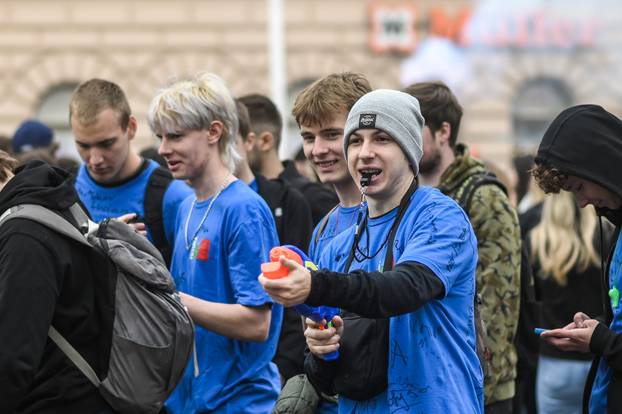 Zagreb: Maturanti se okupili na Trgu bana Jelačića i krenuli prema Bundeku