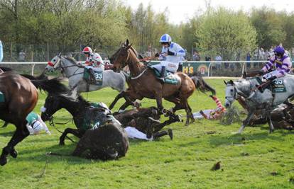 Tijekom utrke su poginula dva konja, džokej se bori za život