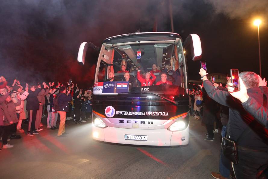 Brojni Karlovčani pozdravili rukometaše na putu za Zagreb