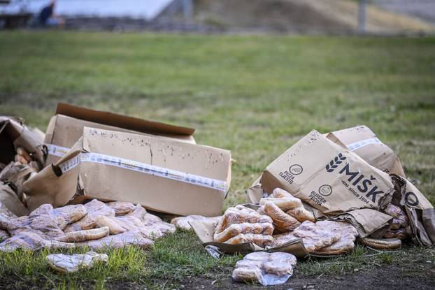 Zagreb: Uz jezero Bundek i dalje stoje hrpe otpada s koncerta i bačene hrane