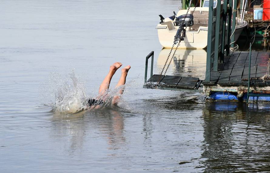 Slavonski Brod: Zvonimir Karadža Kara i ove se godine na Silvestrovo okupao u hladnoj Savi