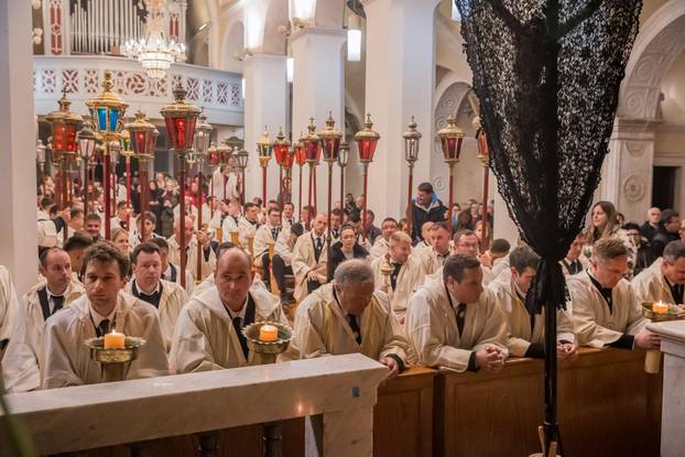 Jelsa: Ispraćaj jelšanskog križa i početak procesije "Za križen"