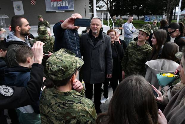 Na svečanoj prisegi ročnika u Požegi pozornost je privukla Diva Perković, kći pjevača Marka Perkovića Thompsona