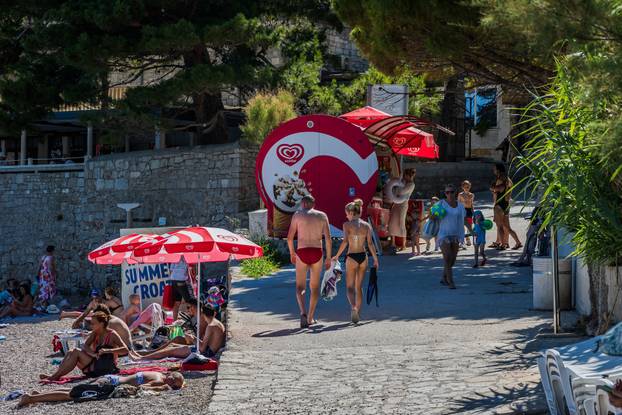 Bol: Ljetni ugođaj na plaži Martinica 