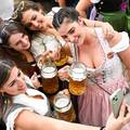 Uskoro se vra&cacute;a Oktoberfest! Evo kako je bilo lani: Dirndl dame, kobasice i potoci piva