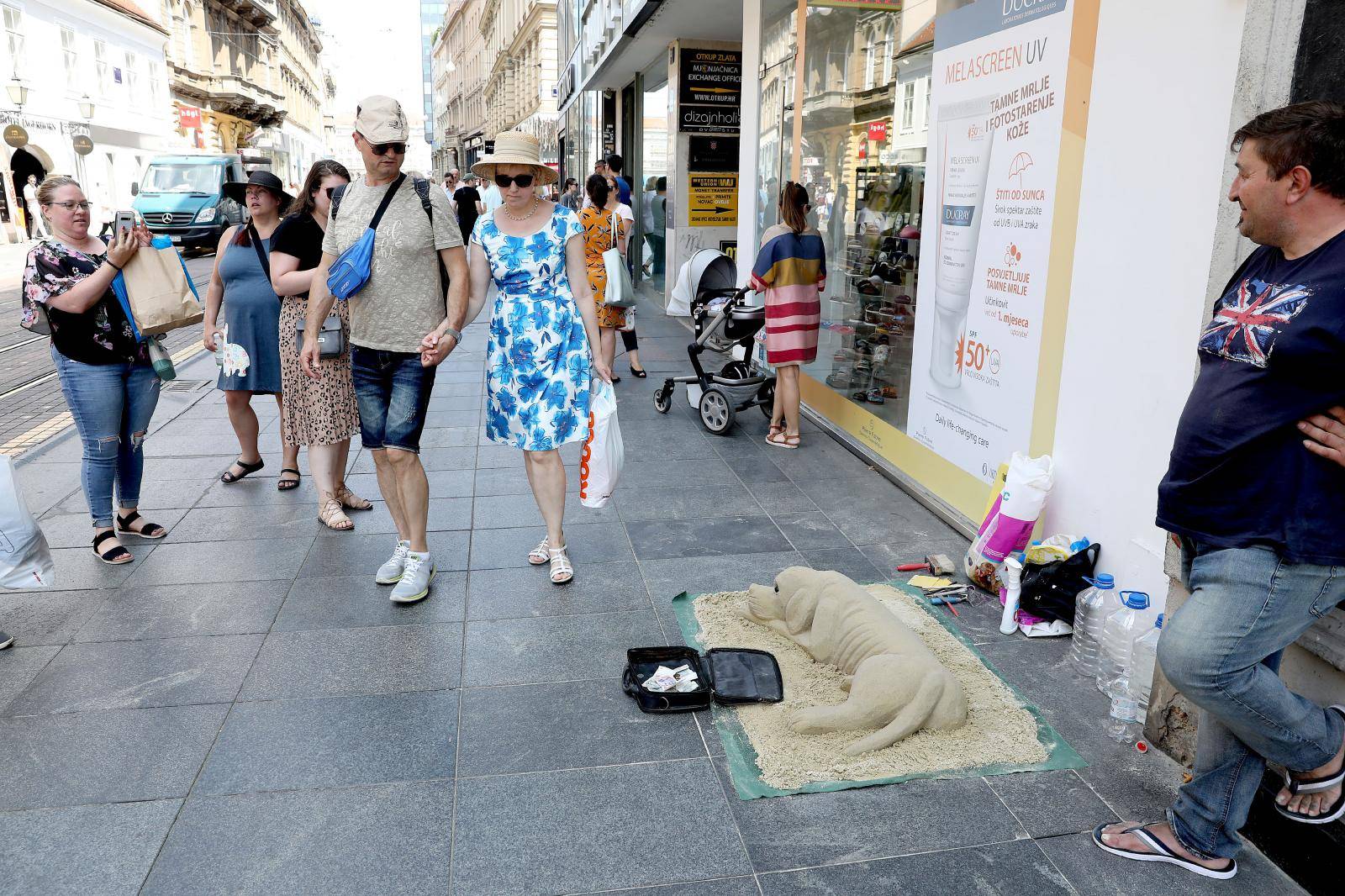 Zagreb: Strani drÅ¾avljanin pokuÅ¡ava skulpturom psa od pijeska zaraditi koju kunu