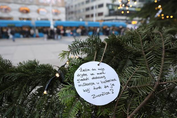 Zagreb: Nastavlja se "rat" kuglicama na Jelačićevom trgu