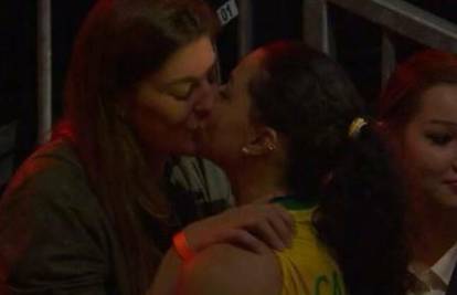 Pogledajte snimku: Brazilka je nakon poraza od Srpkinja otišla do cure i strastveno je poljubila