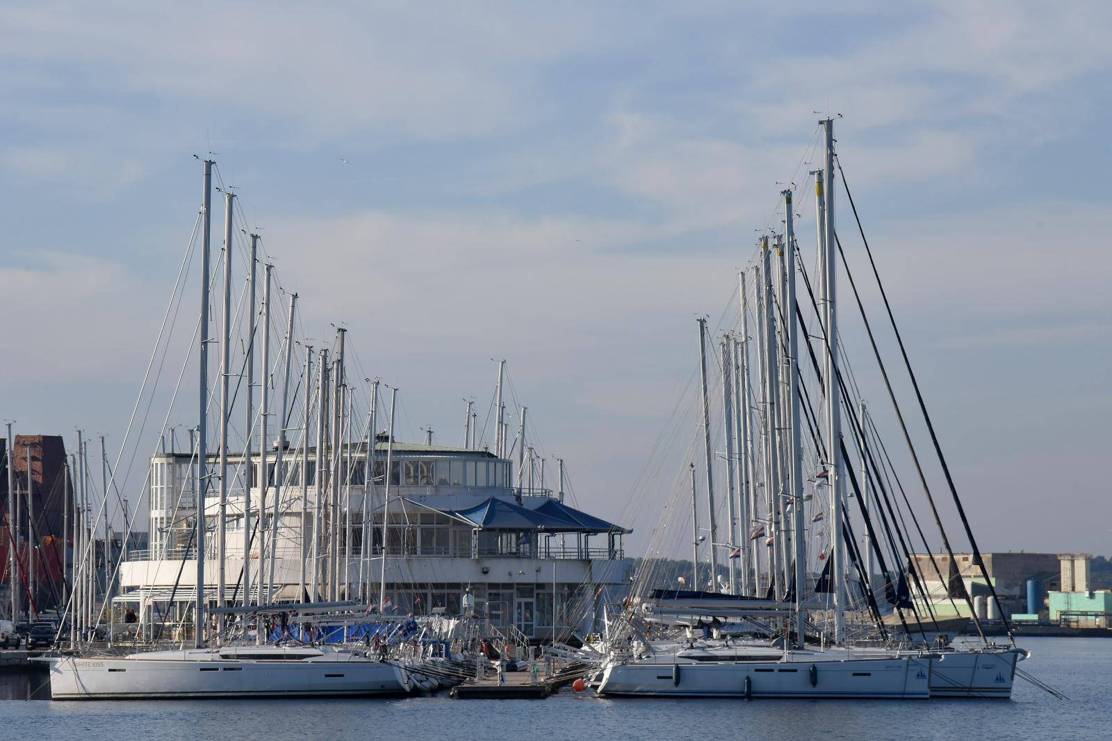 Pula: Gradska marina u zimskom snu obasjana jutarnjim suncem