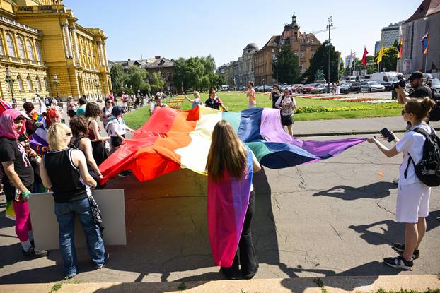 Zagreb: 24. Povorka ponosa LBGTIQ zajednica "Puna usta ponosa" prolazi centrom grada