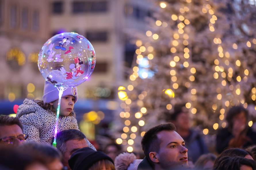 Zagreb: Paljenje prve adventske svije?e