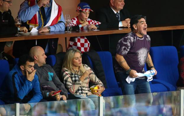 Zagreb: Maradona i njegova djevojka strastveno navijaju na me?u parova Davis Cupa