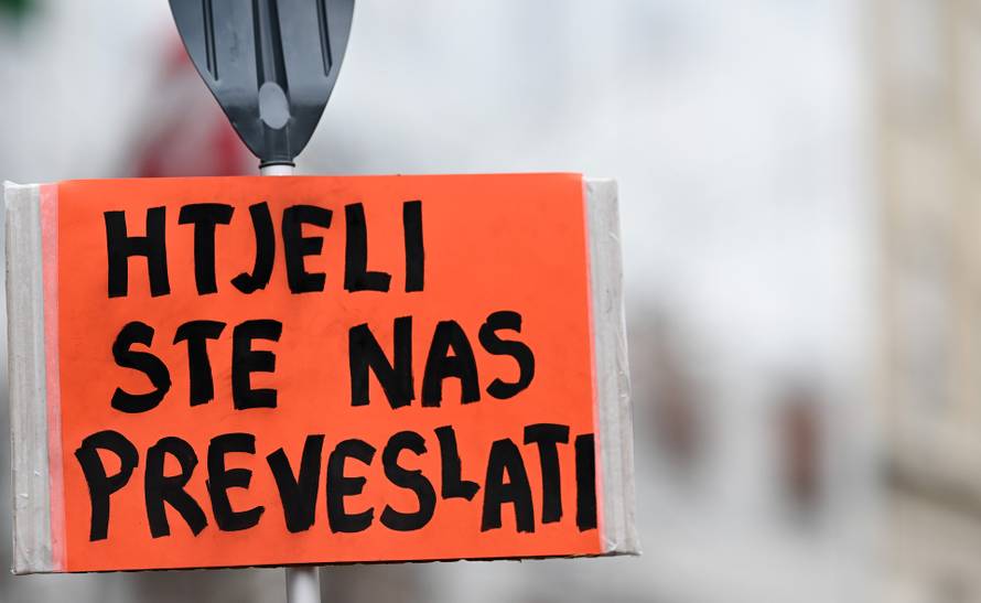 Zagreb: Počelo je okupljanje prosvjednika na Europskom trgu