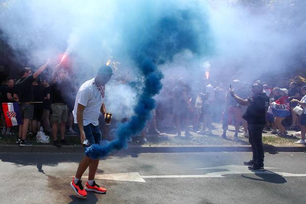 Zagreb: Zapaljene baklje u fan zoni na Bundeku uoči Thompsonovog koncerta 