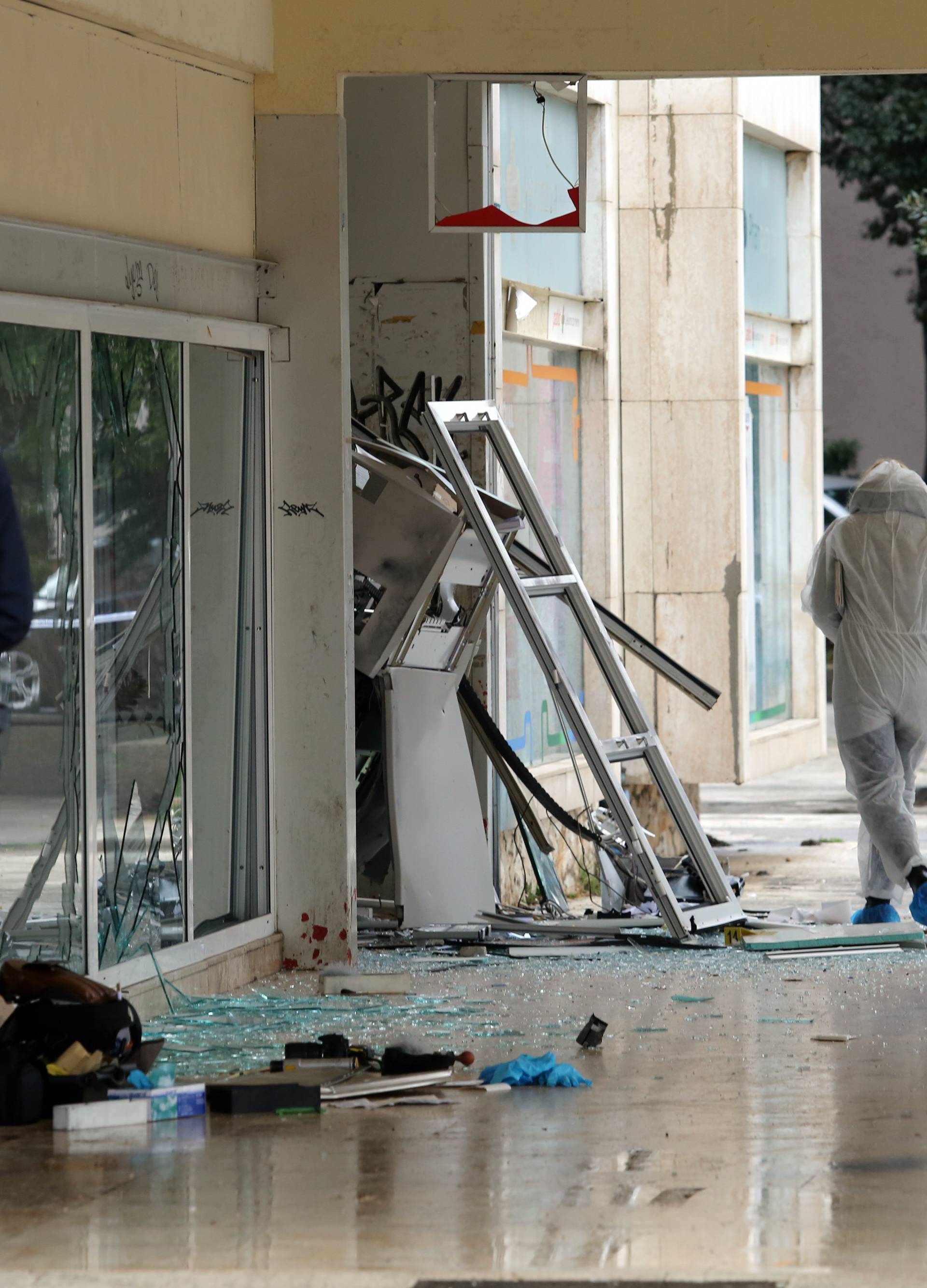 Snažna eksplozija: Raznijeli su bankomat u Rijeci, ukrali novac
