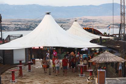 Nije ni Zrće što je nekad bilo... Klubovi na plaži su poluprazni