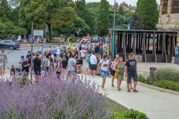 Turisti nakon kiše u Puli napustili plaže i krenuli u obilazak znamenitosti