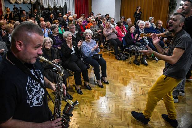 Zagreb: Koncert Dubioze Kolektiv u domu umirovljenika