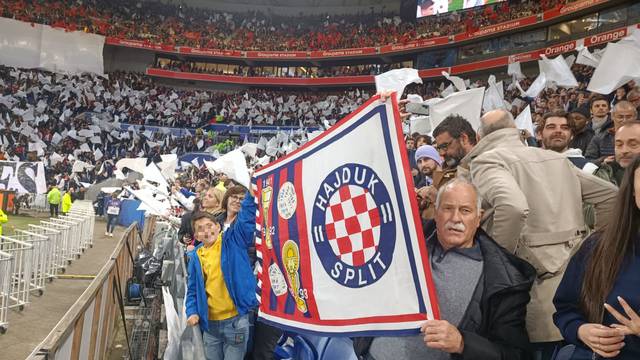 Tata Igora Tudora sa zastavom Hajduka gledao sina u derbiju. Marseille su bodrili i hajdukovci