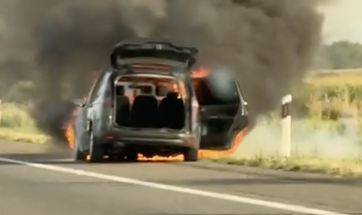 VIDEO Drama na A3: Zapalio se auto, od svega ostao samo lim