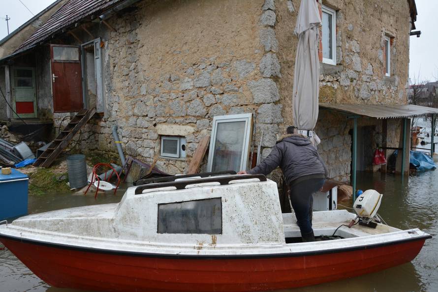 U Petrinji strepe od odrona, u Kosinju po hranu idu čamcima