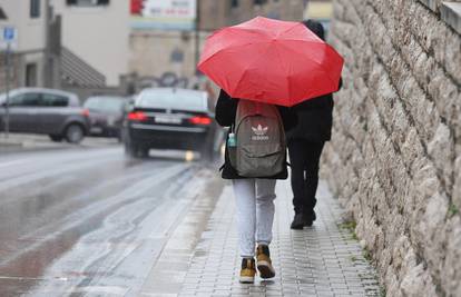 Nakon sunčanih dana na Jadranu stiže i nekoliko kapi kiše, ali temperature i dalje visoke