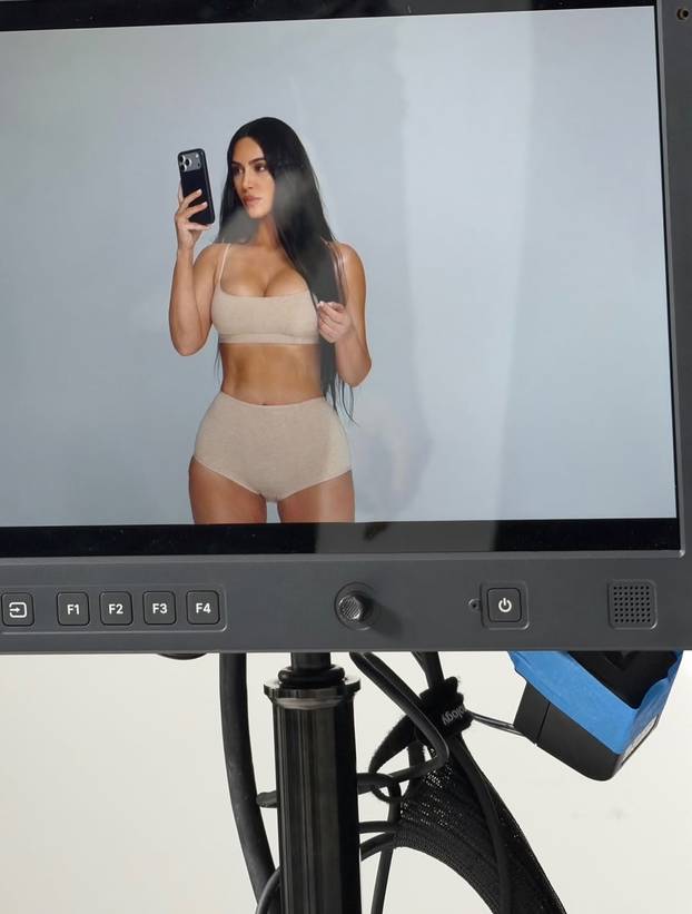 FOTO Hladno vam je? Kim K. s nikad dubljim dekolteom grije bolje od bilo kojeg radijatora