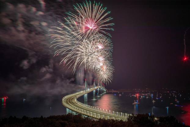 Vatromet nakon svečanosti otvorenja Pelješkog mosta