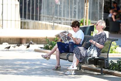 FOTO Vrućine ispraznile Zagreb. Turisti spavaju po livadama, a svi se osvježavaju i na zdencima