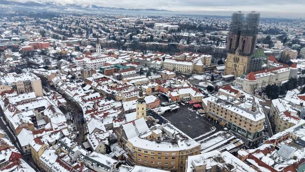 Pogled iz zraka na centar Zagreba prekriven snijegom