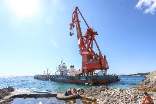 Pula: Na Zlatnim stijenama uklonjen kamion za smeće koji je otklizao u more
