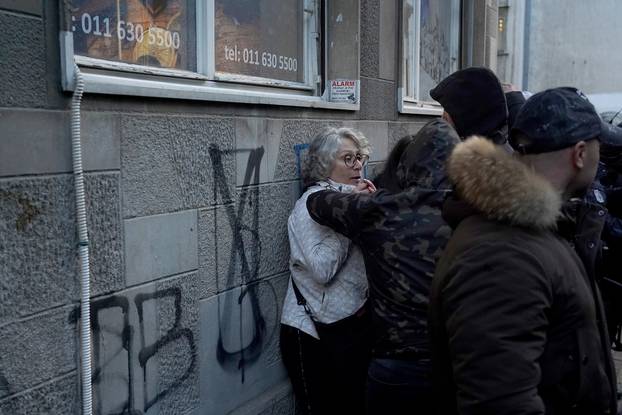 Beograd: Aktivistice privedene nakon što su jajima gađale mural Ratka Mladića