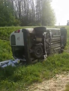 Frontalno se sudarili kombi i automobil: Dvoje ljudi  u bolnici