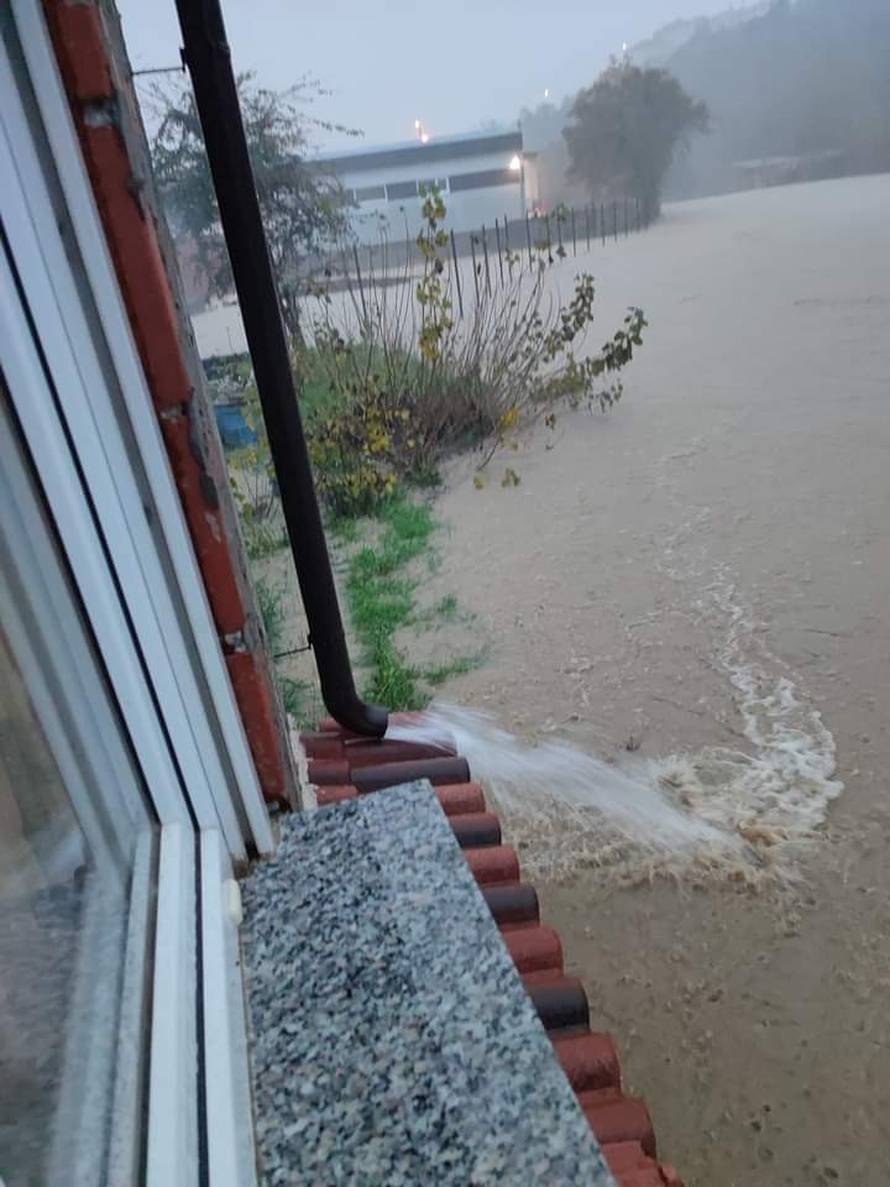 VIDEO Obilne kiše potopile Malinsku, Crikvenicu i Novi Vinodolski: 'Ceste su zatvorene'