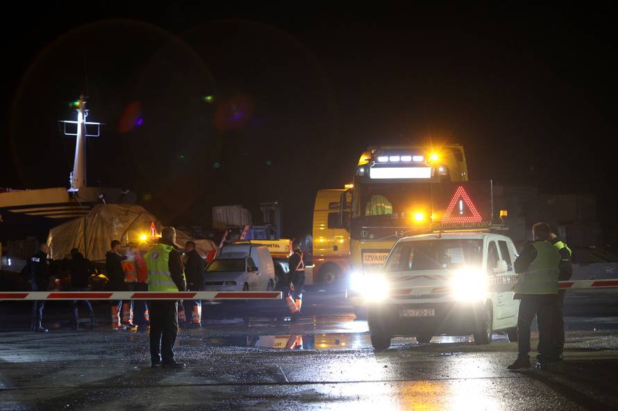 Konvoj sastavljen od sedam kamiona i 22 americka oklopna vozila Bradley krenuo iz riječke luke prema Slavonskom Brodu