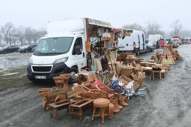 Koprivnica: Zimski uvjeti smanjili broj prodavača na koprivničkom buvljaku