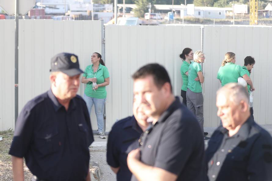 Crni dim nad Kaštelima: Buknuo veliki požar u skladištu Pevexa