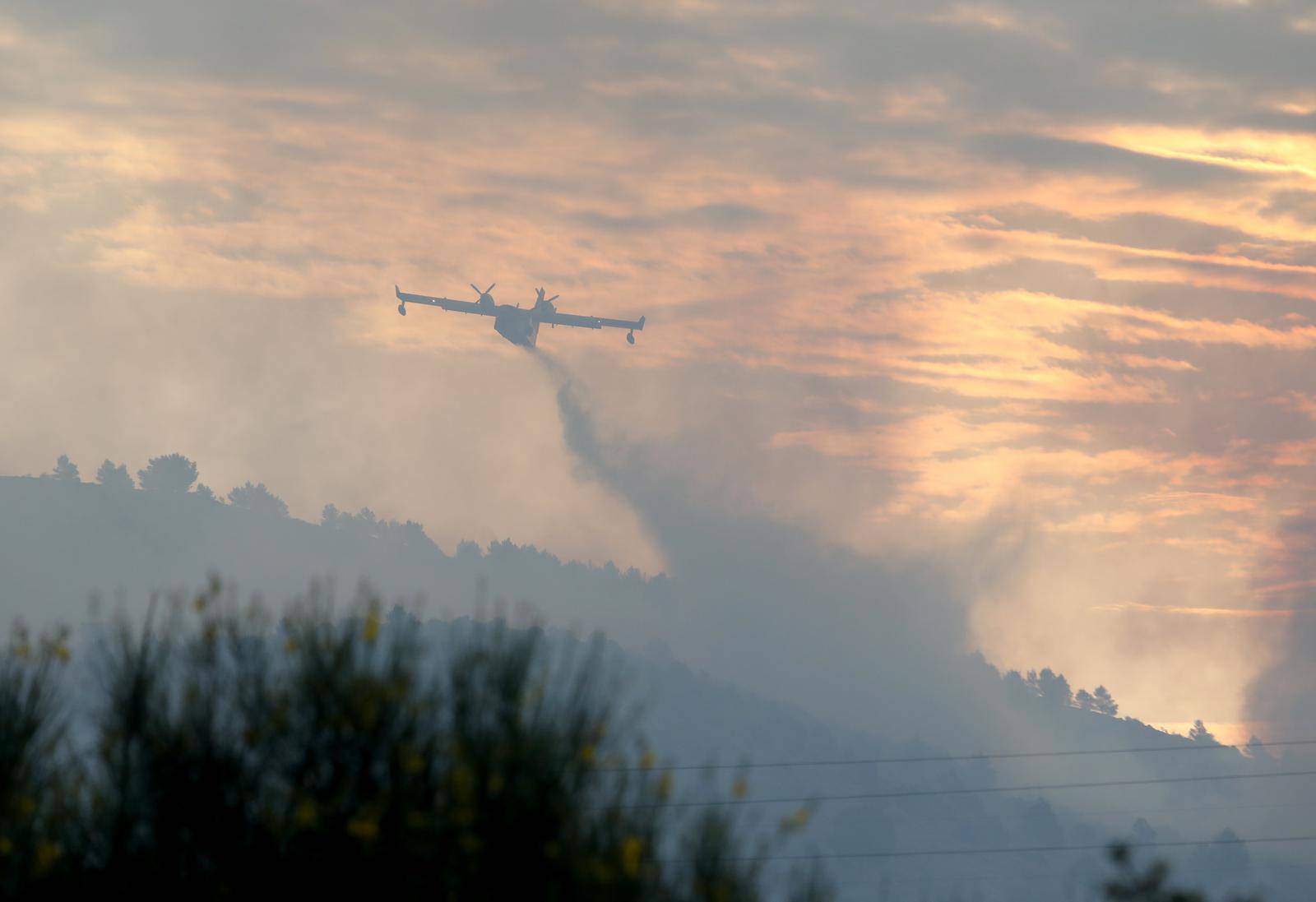 Požar na nepristupačnom terenu između Vrpolja i Grebaštice