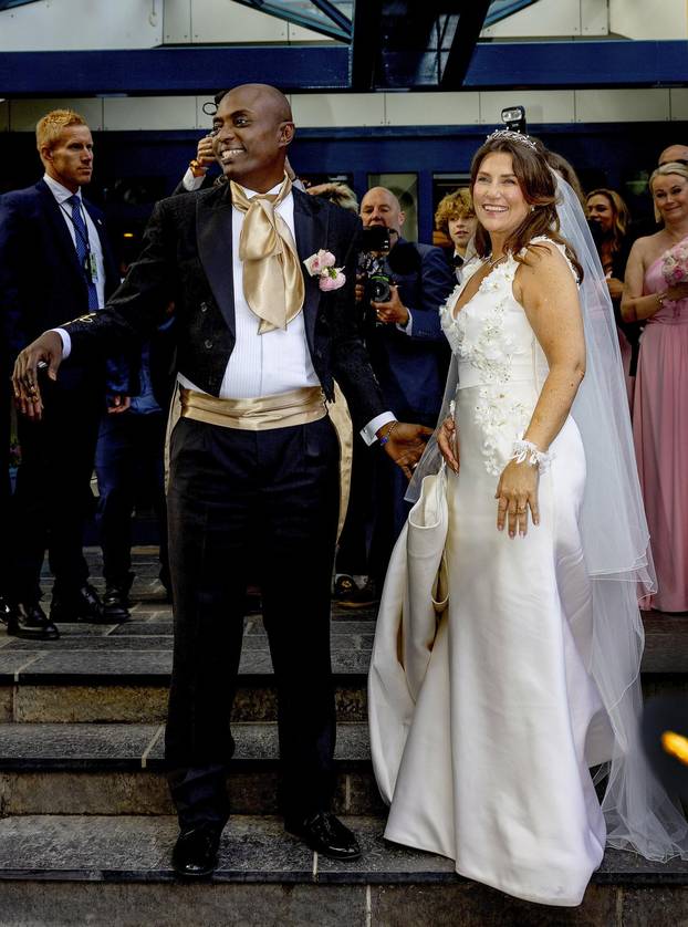 Bridal couple princess Märtha Louise and Mr. Durek Verrett greet the crowd